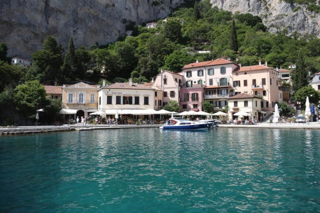 Moins fréquentée qu’Annecy, cette ville lacustre séduit par sa douceur de vivre