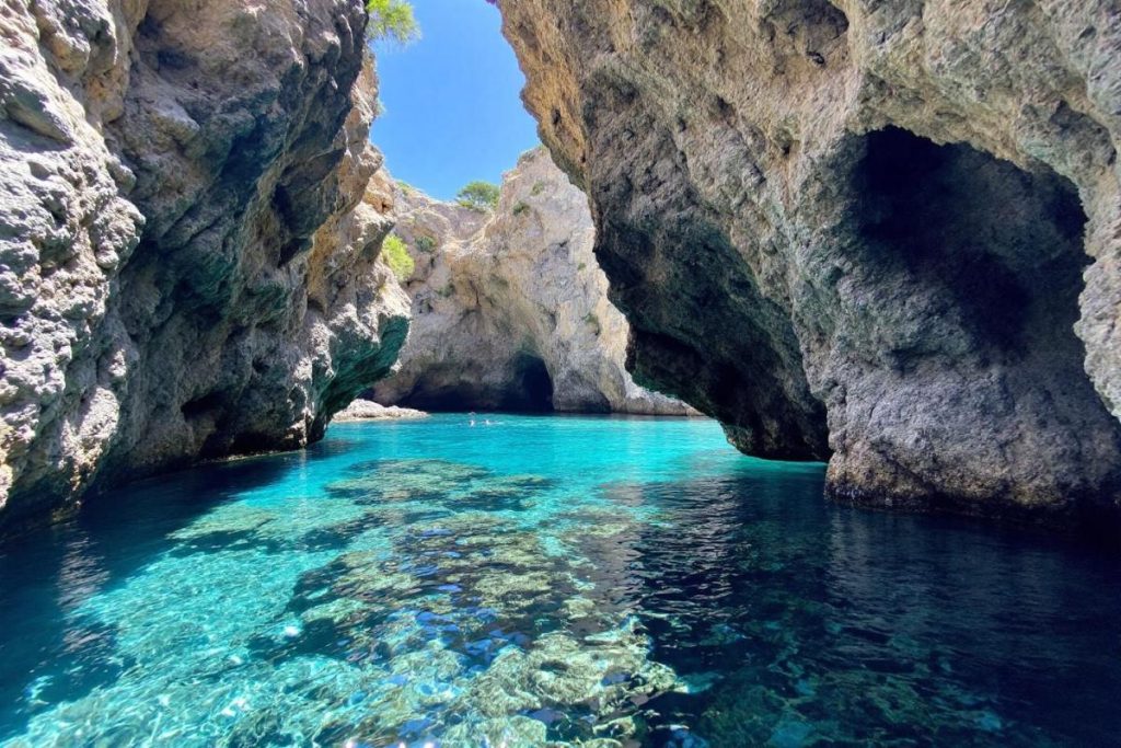 À 1h de Marseille, cette calanque aux eaux cristallines semble inaccessible au reste du monde