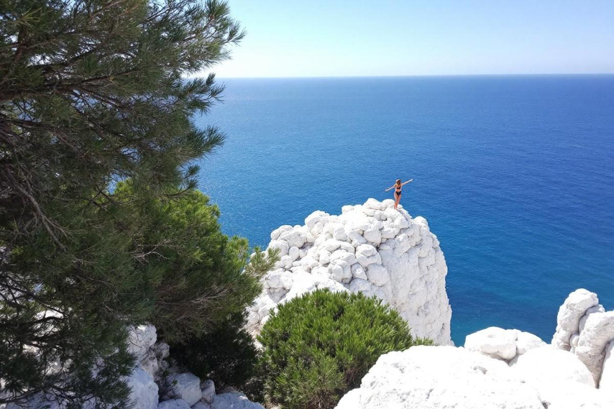 À 1h de Marseille, cette calanque aux eaux cristallines semble inaccessible au reste du monde