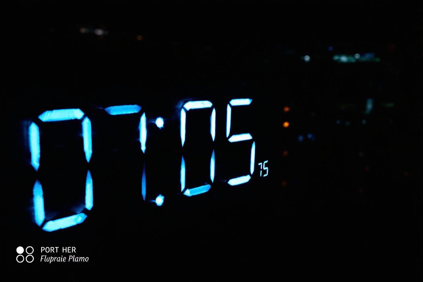 Affichage digital d'une horloge montrant 01:05 avec des chiffres bleus