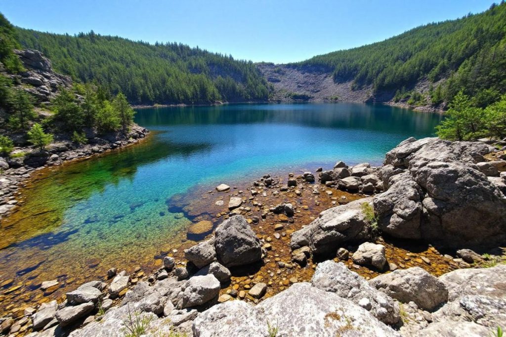 En Auvergne, ce lac de cratère offre l’une des plus belles baignades naturelles de France