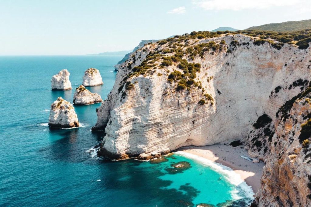 Adieu Bonifacio : cette île corse battue par le vent cache des plages immaculées