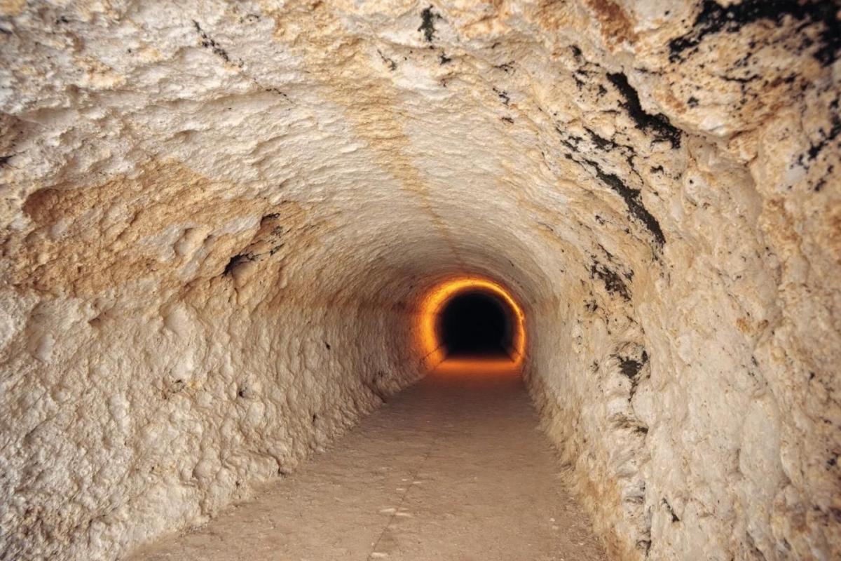 Moins tapageuse que Ibiza, plus authentique que Mykonos, cette île européenne attire les voyageurs en quête de calme