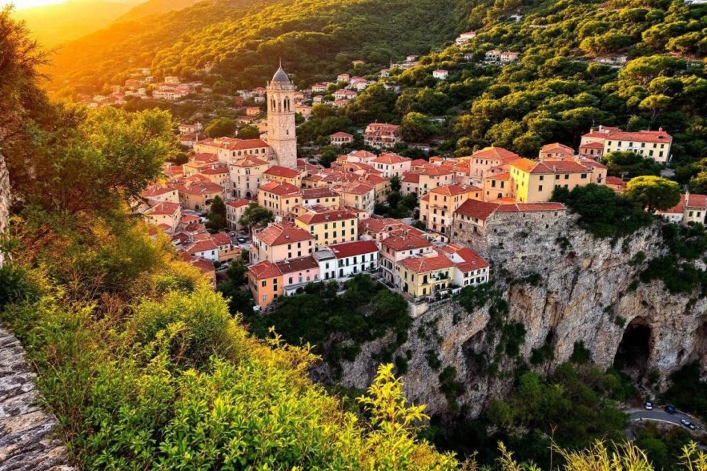 Adieu Saint-Tropez : ce village corse suspendu au-dessus de la mer est un secret bien gardé