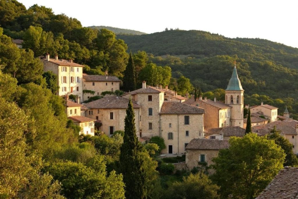 Ce village du Luberon est méconnu… et pourtant digne de la Toscane !