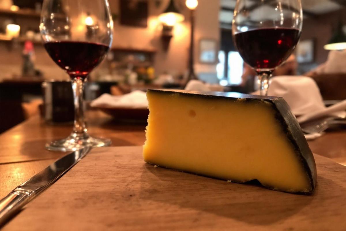 Dans le Jura, ce village entouré de vignobles produit l’un des vins les plus rares de France