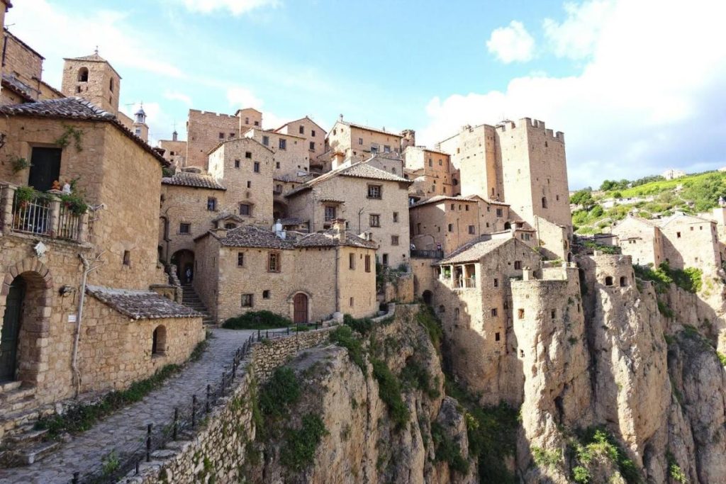 Perché sur un éperon rocheux, ce village médiéval du Lot semble suspendu au-dessus du vide