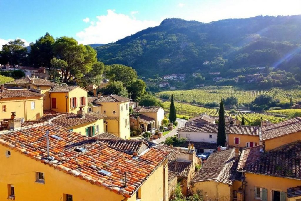 Dans le Vaucluse, ce village ocre flamboyant est un spectacle à ciel ouvert