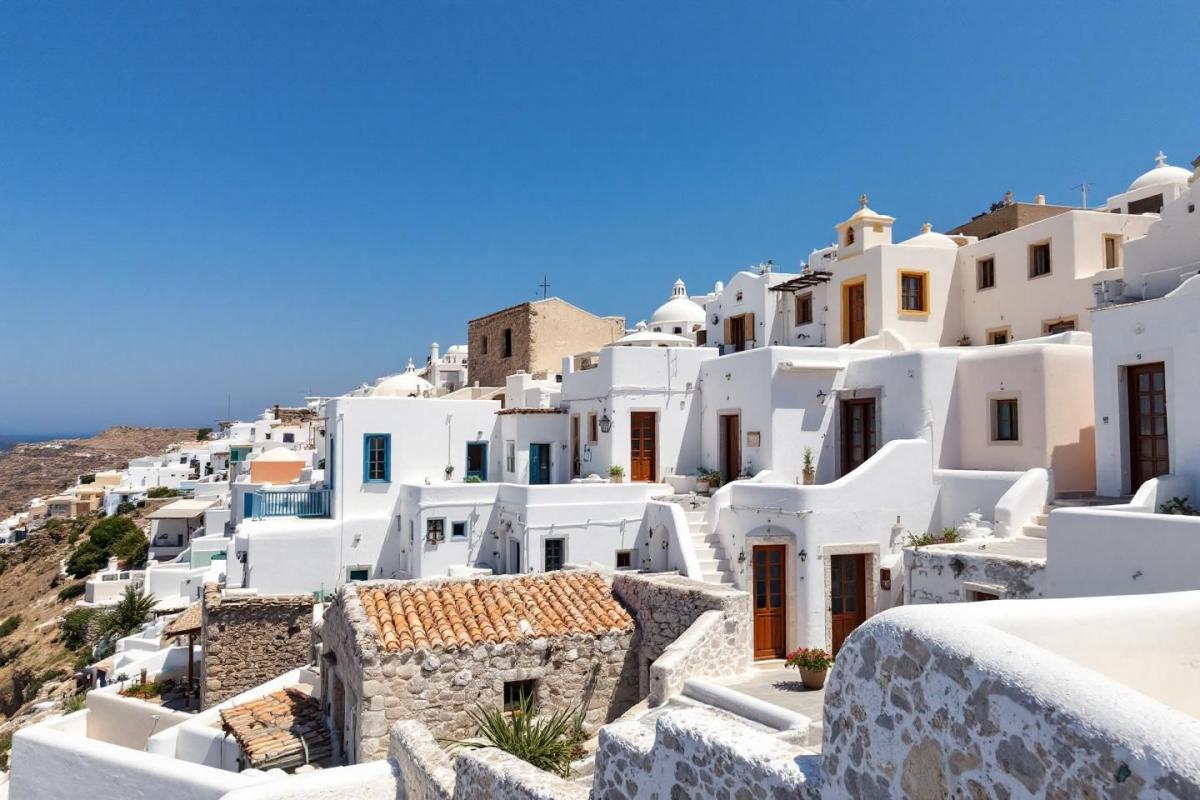 Cyclades françaises : ce village perché aux maisons claires évoque les îles grecques