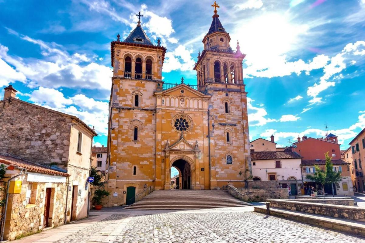 En Provence, ce village entouré de lavande est un tableau vivant en été