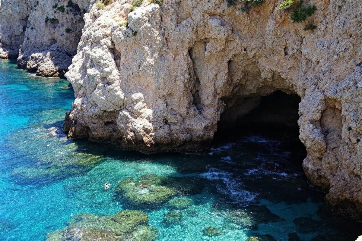 Plus secrète que Bonifacio, plus préservée que Ajaccio, cette ville corse attire les voyageurs avertis