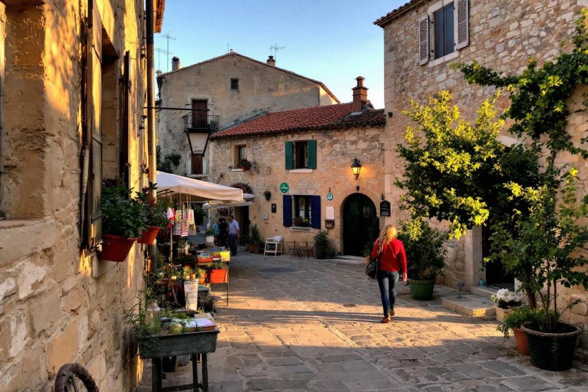 Plus authentique que Saint-Tropez, plus paisible que Cannes, cette ville varoise attire les esthètes