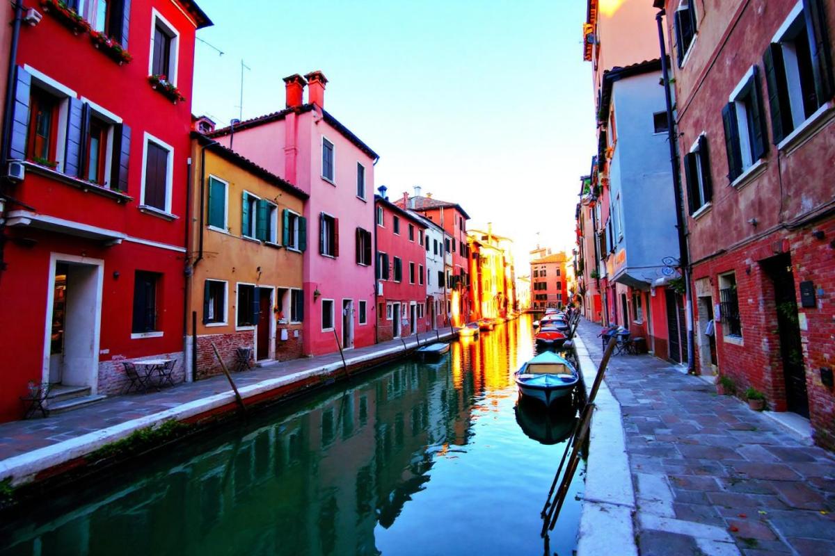 Bordée par une lagune scintillante, cette cité italienne est appelée la