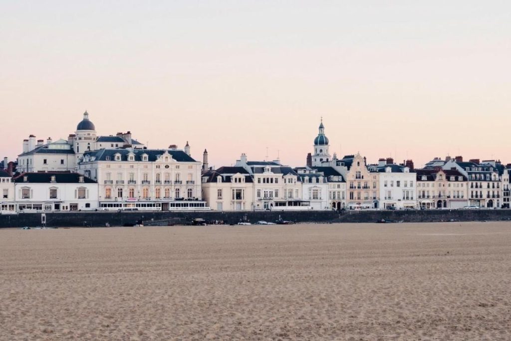 Moins touristique que Deauville, plus élégante que Trouville-sur-Mer : cette station normande séduit les amoureux de la Manche
