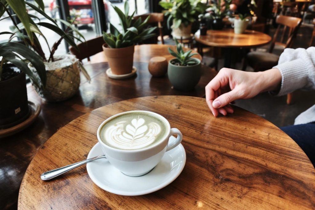 Tout sur le matcha latte : origine, bienfaits et recettes pour préparer cette boisson à base de thé vert
