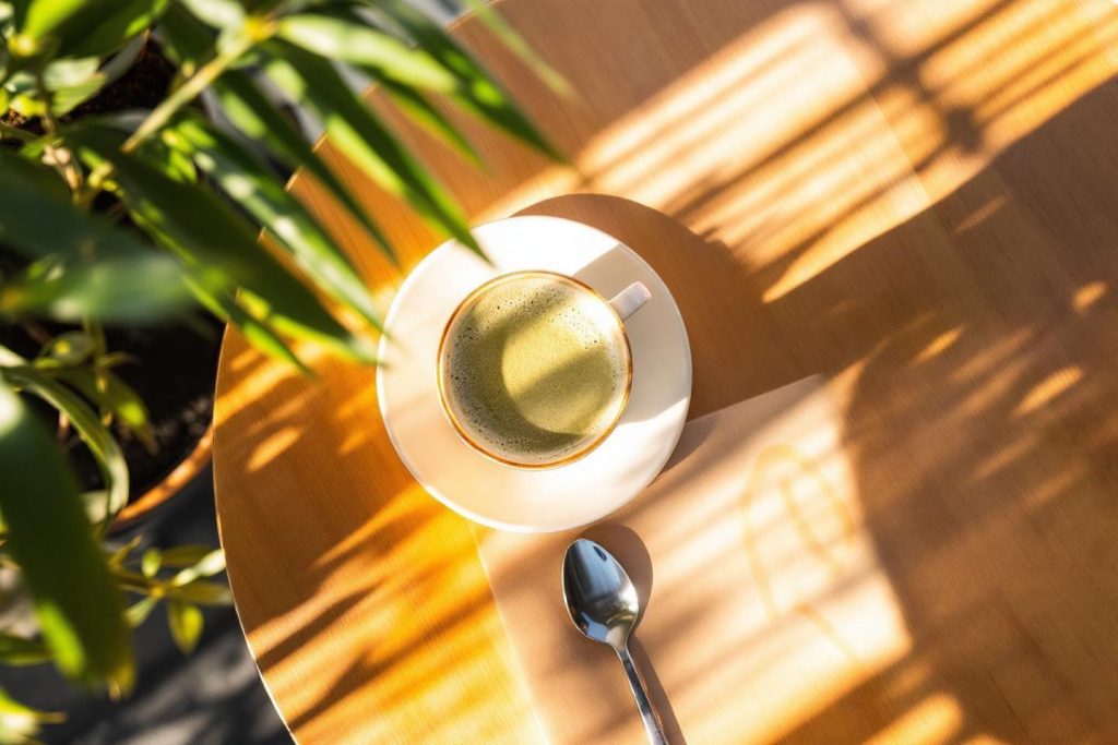 Tout sur le matcha latte : origine, bienfaits et recettes pour préparer cette boisson à base de thé vert