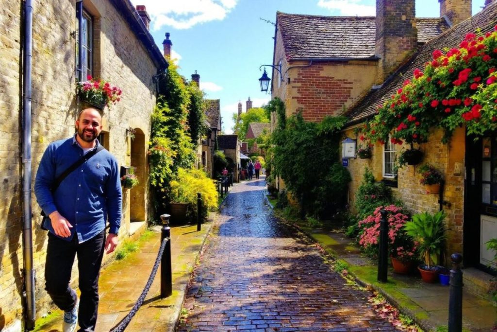 Traversée par l’eau et des ruelles pavées, cette ville anglaise est surnommée la "Venise des Cotswolds"