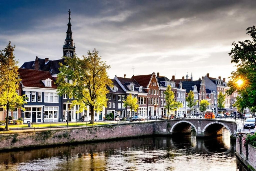 Entourée de canaux pittoresques, cette cité néerlandaise est appelée la "Venise du Nord"