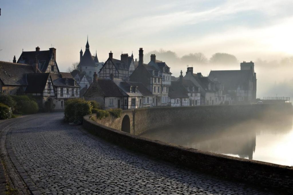 Traversée par des bras de rivière romantiques, cette ville normande est connue comme la "Venise normande"