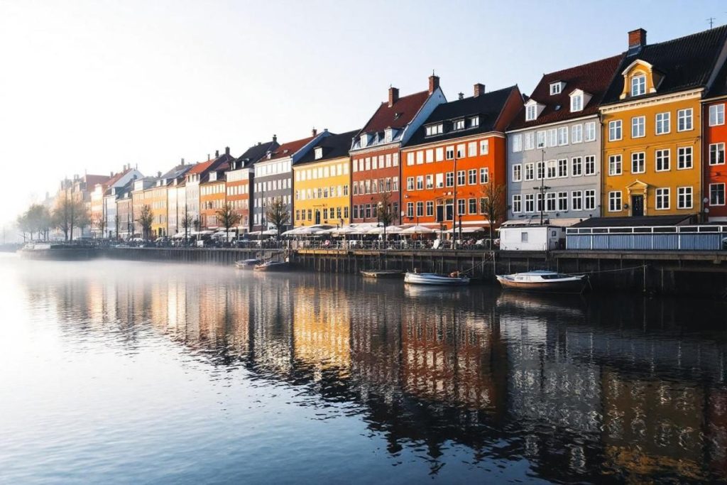 Traversée par des canaux bordés de façades colorées, cette ville suédoise est surnommée la "Venise scandinave"