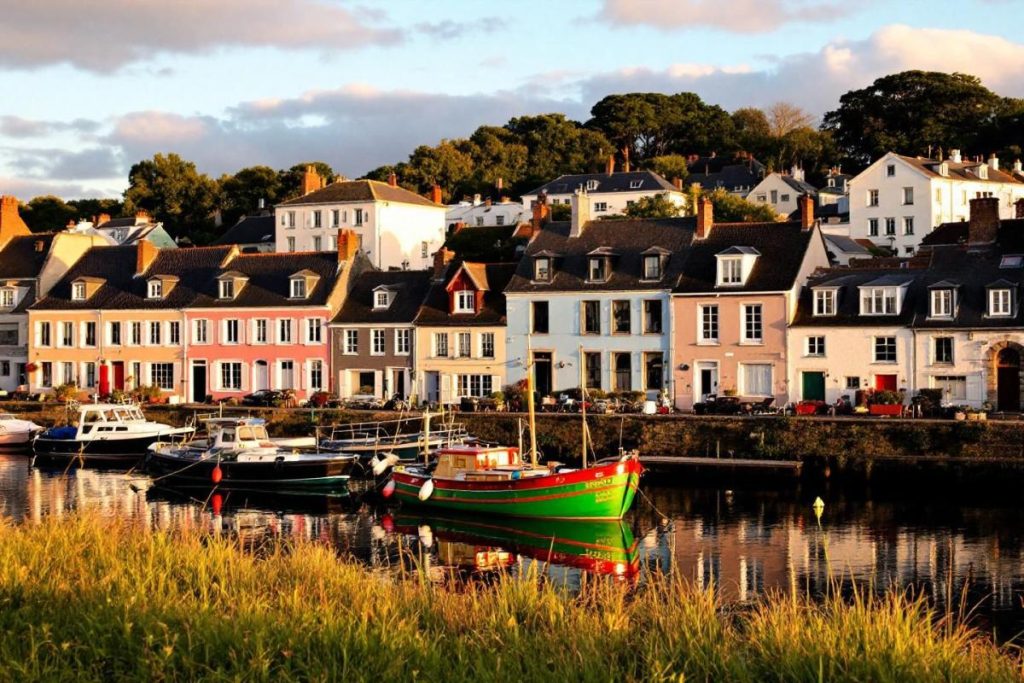 Entourée d’eau et de barques traditionnelles, cette cité vendéenne est surnommée la "Venise verte"