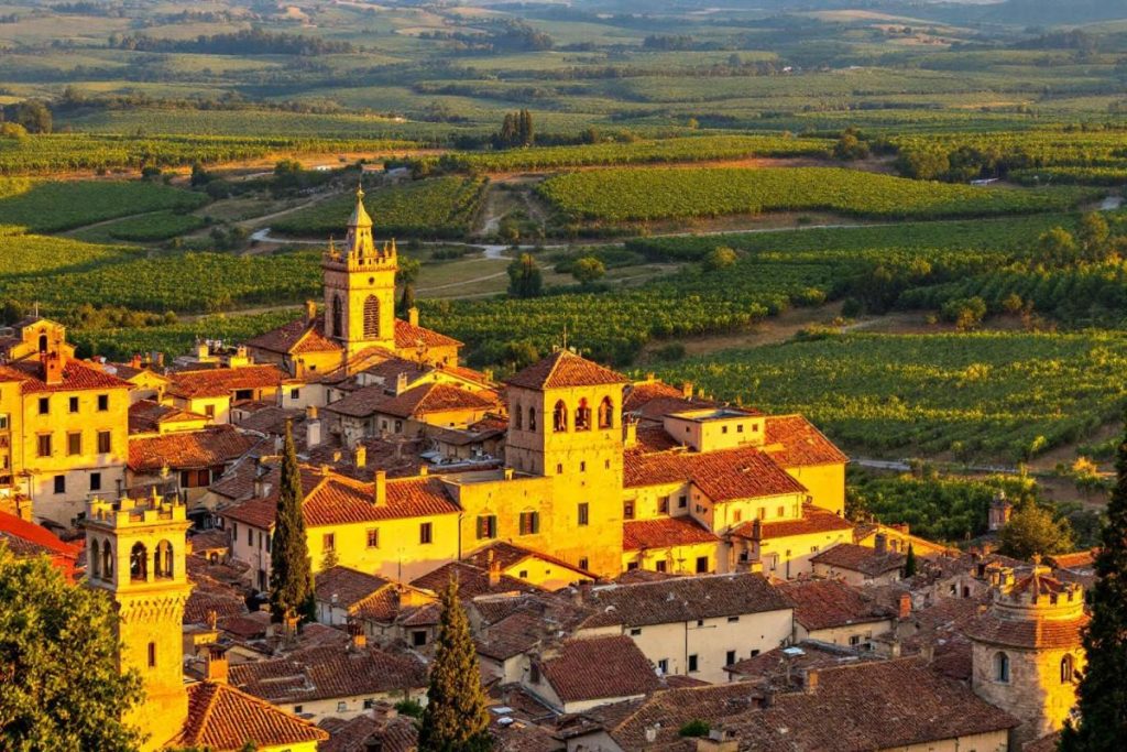 À moins de 1h30 de Lyon, découvrez ce village médiéval perché au-dessus des vignes classé parmi les plus beaux de France