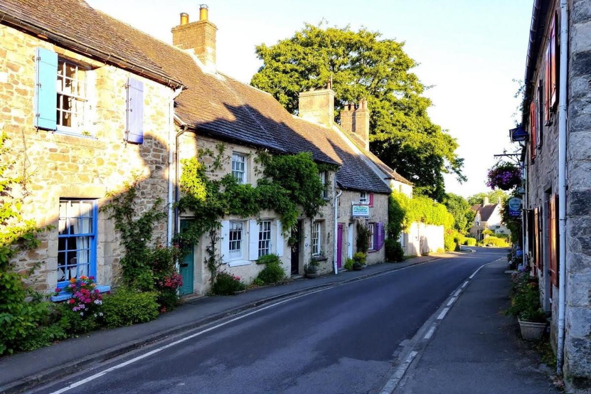 À moins de 2h de Caen, découvrez ce village normand aux maisons de pierre classé parmi les plus beaux de France