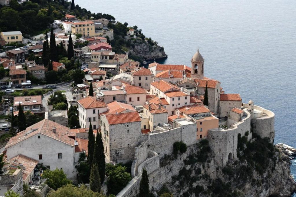 À moins de 2h de Nice, découvrez ce village perché face à la Méditerranée classé parmi les plus beaux de France