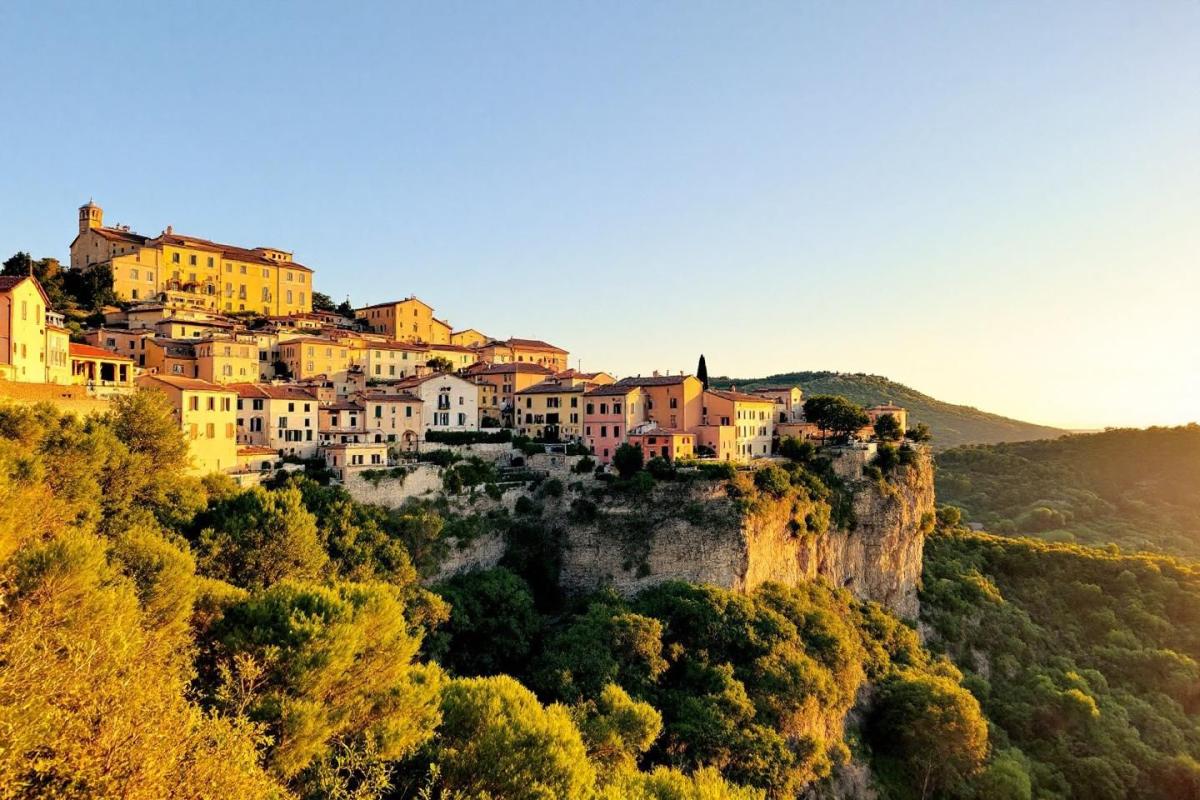 À moins de 2h de Marseille, découvrez ce village provençal accroché à la falaise classé parmi les plus beaux de France
