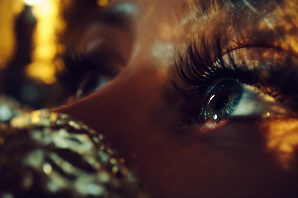 Yeux de biche : signification, définition et séduction chez l'homme
