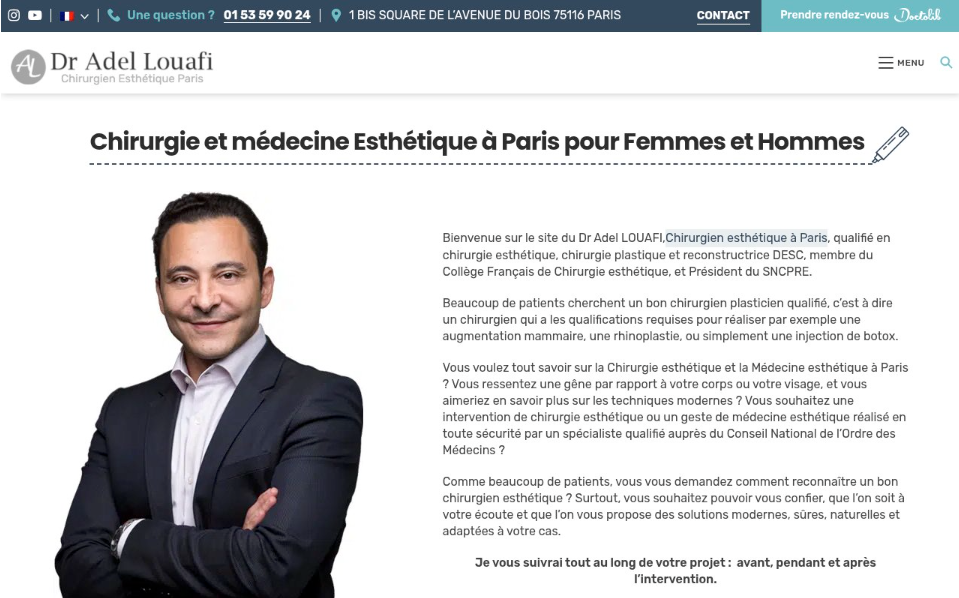 Un homme en costume se tient debout, les bras croisés, à côté d'un texte en français présentant les services de chirurgie esthétique proposés par une clinique parisienne.