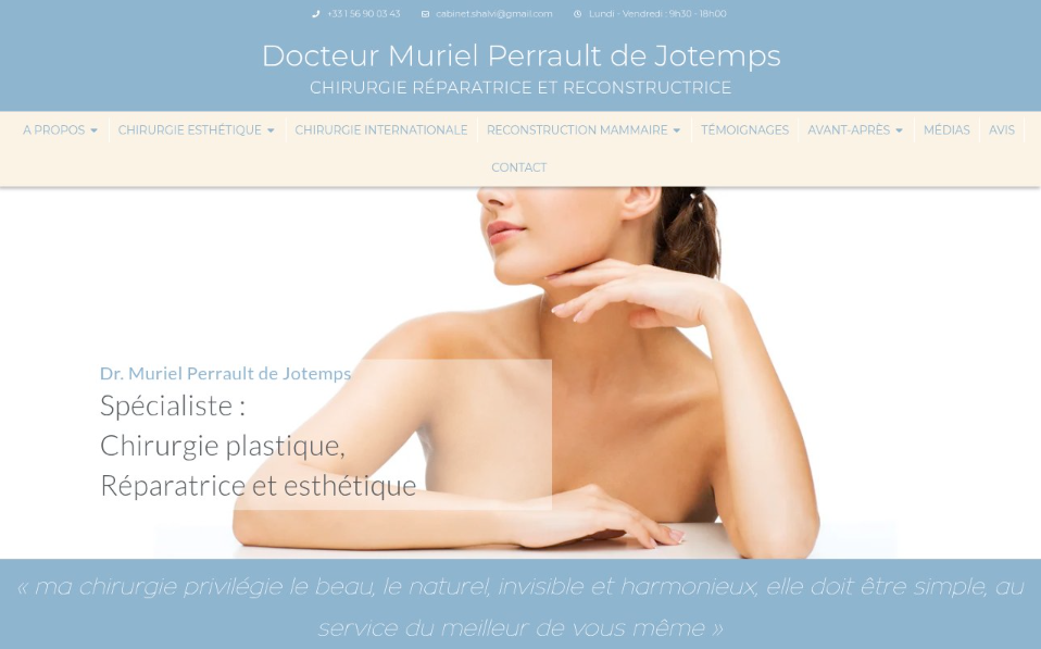 Une femme aux épaules dénudées est assise, les bras croisés sur la poitrine. L'en-tête du site web présente les services de chirurgie plastique, reconstructive et esthétique proposés par le Dr Muriel Perrault de Jotemps.