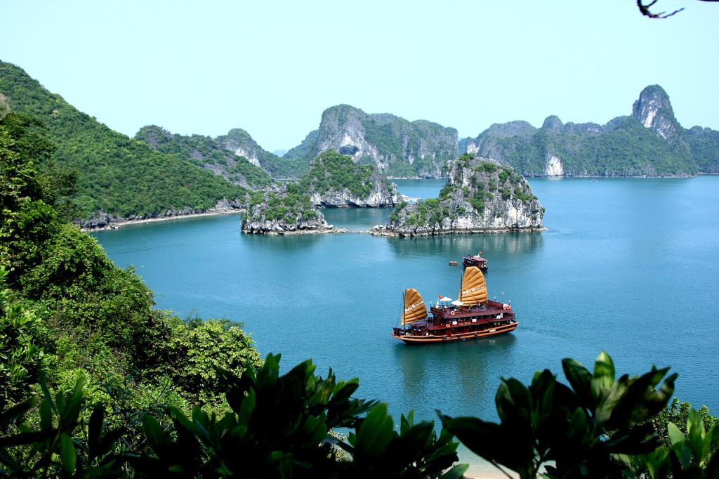 Une jonque dans la baie d’Halong
