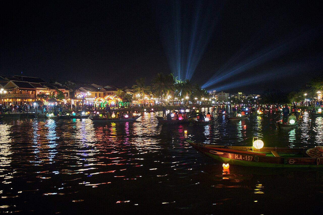 La rivière Thu Bon à Hoi An, à la nuit tombée